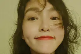 女明星的两种拍照状态：摆拍精致妆容并精修，自拍素颜还直男角度图片