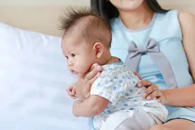3月龄以下的宝宝养育口诀：少抱多躺不摇晃，勤洗勤擦三不要图片