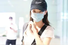 晨晨子的“A4腰”绝了！金晨穿BM风上衣大秀小蛮腰图片