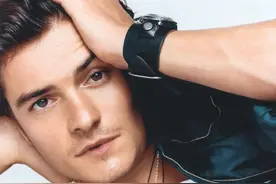 44岁精灵王子奥兰多·布鲁姆最新海滩照，体脂率升高，腹肌消失图片