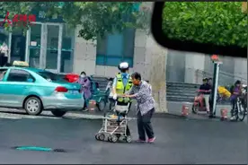 暖心！耄耋老人过马路 淄博交警一路搀扶图片