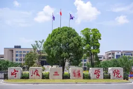 19岁女大学生被外教提问内衣颜色，满脸通红，学校女老师：保守图片