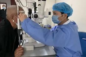 妻子从抗疫一线带回来的几张照片，河南一眼科医生跨界写歌词图片