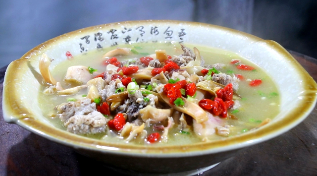 鲜墨鱼怎么做好吃（1块排骨1只墨鱼）