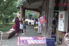 店铺塑胶门帘突然掉落，2岁女童被砸得血流不止！你注意过吗？图片