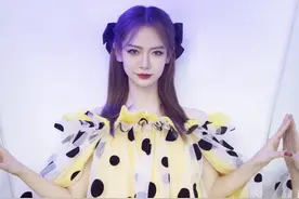 戚薇一袭波点斗篷裙，配蝴蝶结甜美个性图片