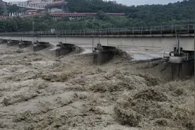 定“洪”神车！8100吨火车上大桥，立功了图片