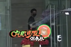 冯绍峰疑回家接儿子，赵丽颖司机也在身后？离婚后被曝是奶奶带娃图片