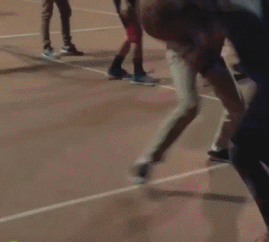 美国十大街球传奇：骨头收集者把人脚踝晃变形，这哥们真进了医院