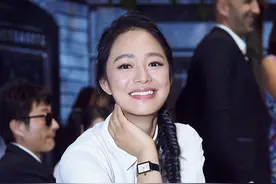 周韵侧脸太像巩俐，衬衫配麻花辫美回初恋脸，老公姜文太有福气图片