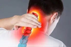 身体出现4种“症状”，颈椎或已受损严重，别再忽视了图片