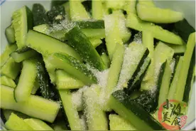 腌黄瓜最忌用盐杀水，教你一招，比凉拌入味好吃，吃爽了图片