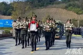 致敬丨“愿天下人都有饱饭吃！”袁爷爷灵骨安放现场，看到碗上的字绷不住了图片