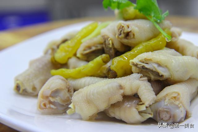 泡凤爪的家常制作方法介绍（大厨教你做泡椒鸡爪）