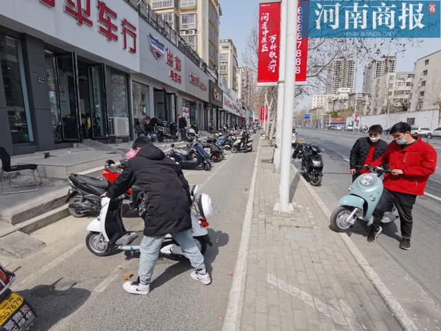 疫情期间，有郑州市民为防疫专程去买电动车：“用来上下班，安全出行”