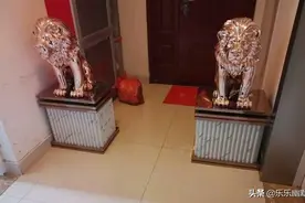 邻居家门口弄了俩狮子正冲我家门口，我该怎么做才能镇住它们？图片