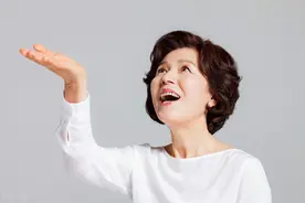 中年女人对你动了心，通常会有三个特征图片
