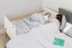 你每天晚上都趁我睡着跑到爸爸大床上去，你还算不算个妈妈了？图片