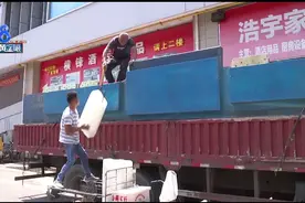 冰块生意俏，忙累送冰人图片