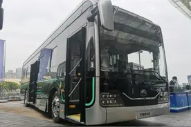 穿梭在城市街头的宇通黑金刚——宇威U10纯电动公交车图片