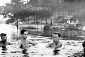 1961年，周恩来学习游泳，教练说，总理伤势太重，永远都学不会图片