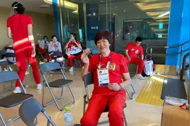 女排抵达奥运村！姑娘们饿了吃饼干与面包 郎平用微笑面对困难图片