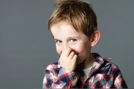 若孩子出现这种“特殊行为”，家长要重视，可能是缺乏安全感表现图片