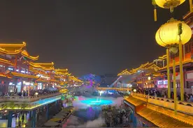 四川一个景区全是人工仿古，停车不方便，为何游客还非常喜欢？图片