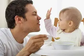 宝宝为什么喜欢打大人的脸？这其中隐藏的秘密，家长们要知道图片