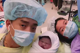 新生儿太丑，爸爸一脸无奈，妈妈眼角含泪，货品一出概不退换图片