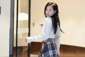 今年秋天有种火叫“呢子裙”，搭配针织毛衣优雅大方，气质又高级图片