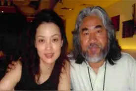 4年前因为意外张纪中与老婆生病入院，揭开他们的真实家庭生活视频封面