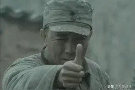 请注意！当某人对你竖起大拇指，他可能不是夸你，而是想打你一炮图片