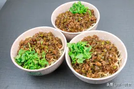 河南的特色炸酱面，鲜香扑鼻，每日早餐必不可少图片