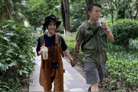黄雅莉晒夫妻合影庆祝相爱17年，对老公撒娇索吻，依然甜蜜如热恋图片