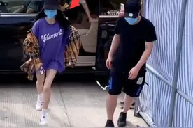 杨幂遭偷拍裤底！变态紧贴她弯腰狂拍，粉丝亲眼目睹气炸图片