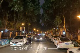南宁火炬路违法停车太猖狂！交警部门回应图片