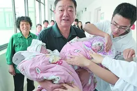 12年前，60岁大妈试管生下双胞胎，今坦言：如有来生，我不会再要图片
