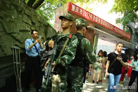 高考试卷押运是什么级别？属国家最高保密级别，武警战士护送图片