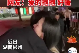 “不想让你走”女孩在车站送男友时，紧紧抱住男友，哭得梨花带雨图片