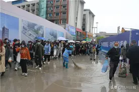 达州火车站通道下雨就积水，旅客挤成一排踮着脚通行图片