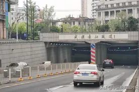 湖北武汉：两条长江隧道 恢复车辆通行图片