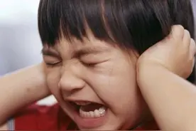 孩子半夜耳朵进虫子，妈妈下意识的处理方式，连医生都夸赞有见识图片