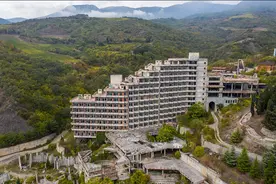 克里米亚被废弃的巨大建筑：曾经的精英公寓，却成了苏联的纪念碑图片