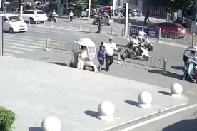 中年女子马路上晕倒 帅气交警“公主抱”！狂奔百米冲进医院急诊室图片