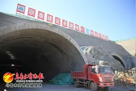 乌鲁木齐喀什路南延隧道进入洞体支护施工图片