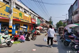 坐在街头，看人来人往，一组图展示河南农村凡人生活最真实的面貌图片