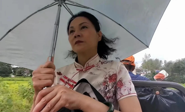 30岁小伙娶56岁成都大妈，婚后妻子主动去医院做试管婴儿，跨越世俗眼光的爱情