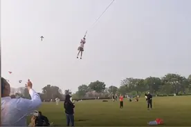 风筝太大女孩被意外带上天？工作人员：她主动要求图片