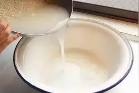 经常用淘米水洗脸，能让皮肤越来越白吗？医生给出了这种答案图片